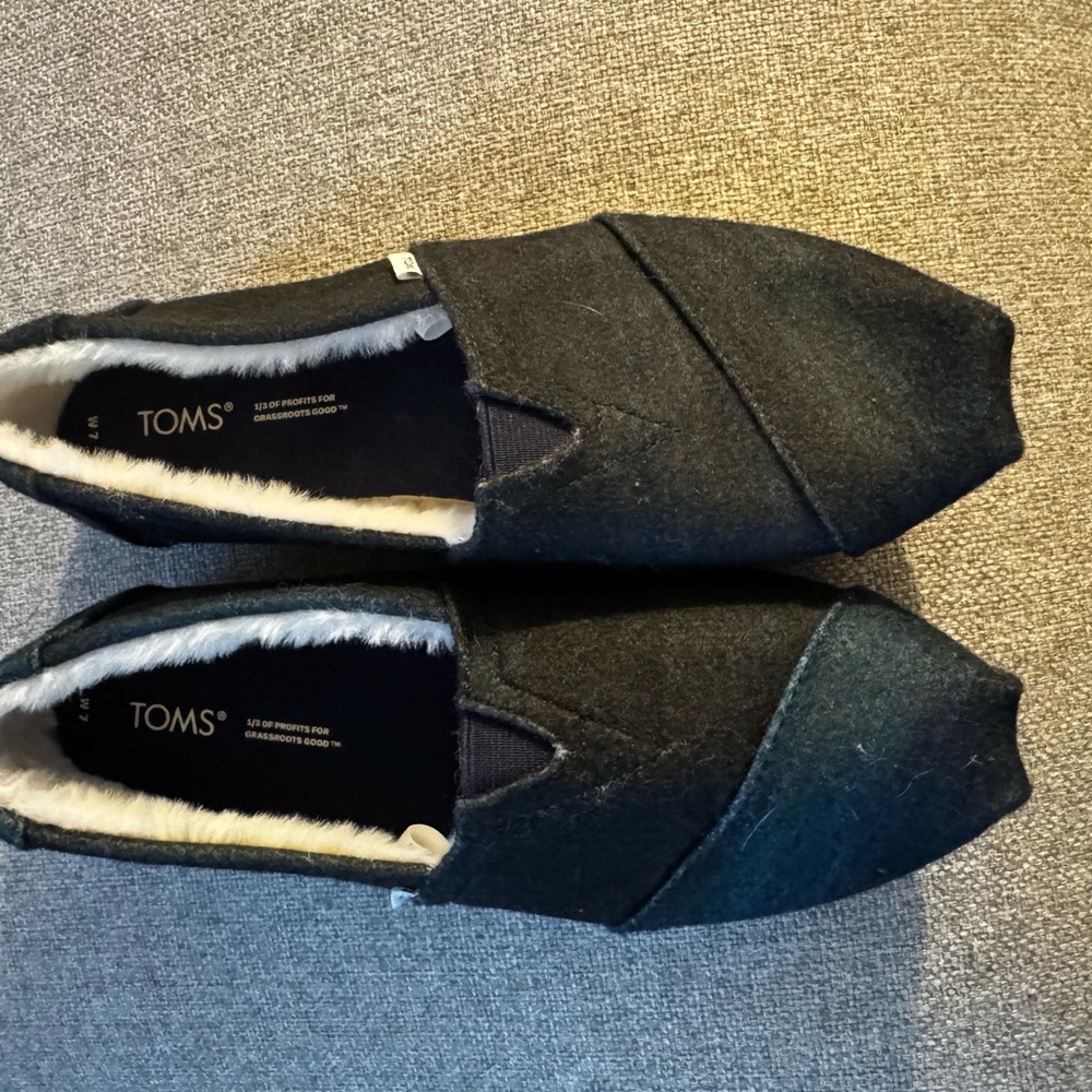 TOMS Black Slip-On Shoes - Picture 2 of 2